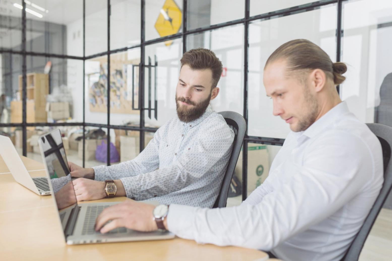 Personne consultant ses finances sur ordinateur portable avec documents